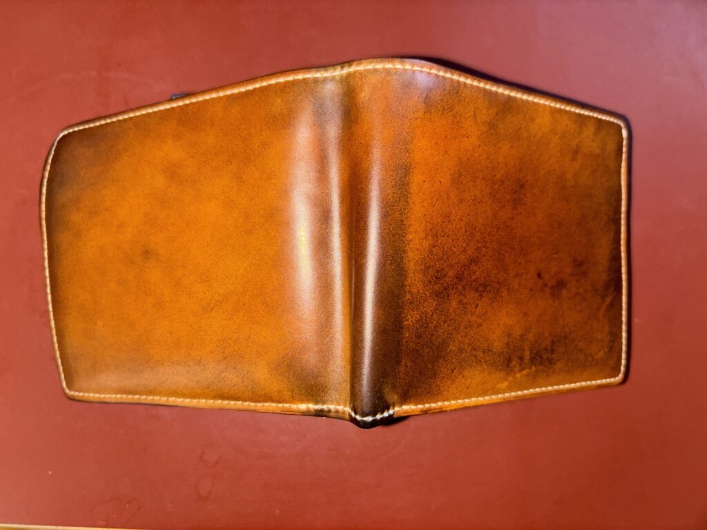 キプリスのナチュラルコードバン財布の内装全体