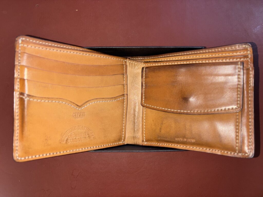 キプリスのナチュラルコードバン財布の内装とカード段