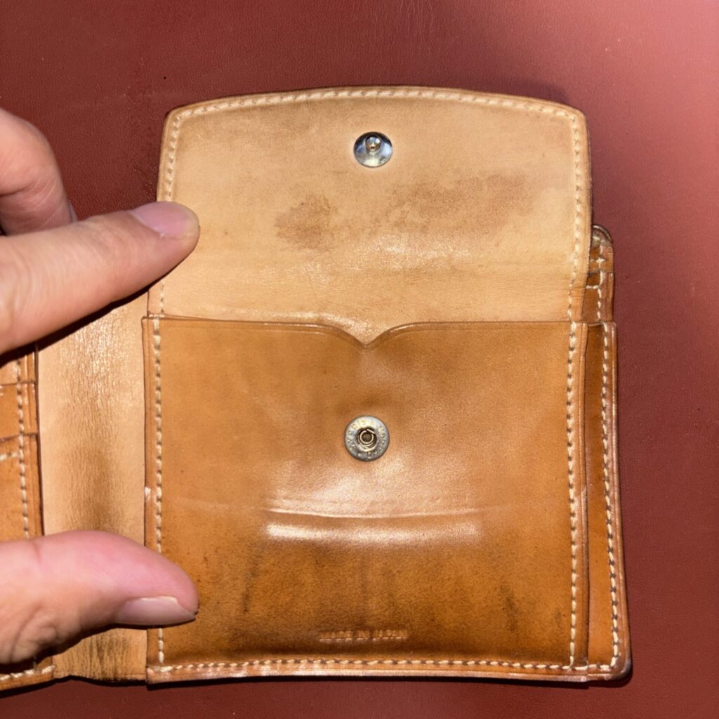 キプリスのナチュラルコードバン財布の内装全体の変化