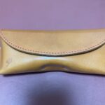 【エイジングレポート】栃木レザー眼鏡ケース　1年半使用