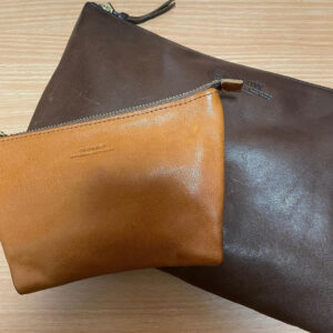 【エイジングレポート】SLOWの栃木レザーポーチ 3年使用のブラウンと1年使用のキャメルの経年変化