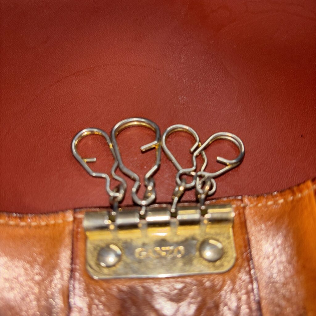 GANZOシンブライドルキーケースの金具まわりの変化