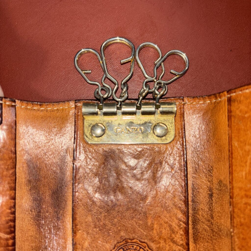 GANZOシンブライドルキーケースの内装の濃淡