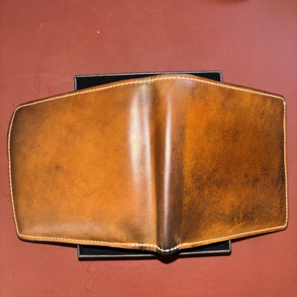 キプリスのナチュラルコードバン財布の側面と厚みの変化