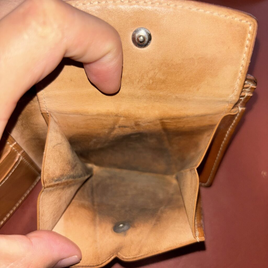 キプリスのナチュラルコードバン財布の小銭入れの使用感