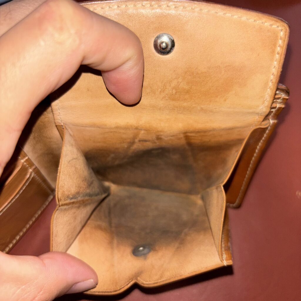 キプリスのナチュラルコードバン財布の小銭入れ内部