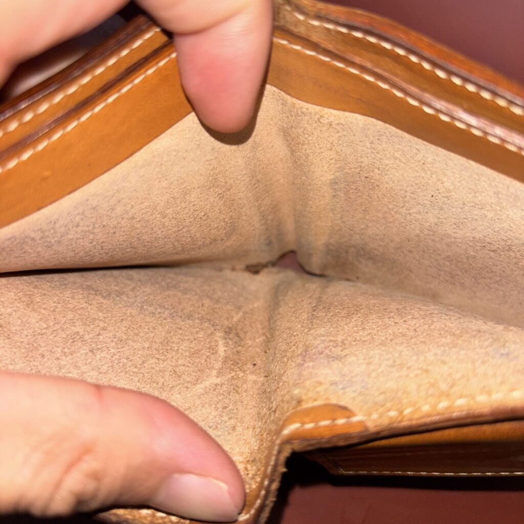 小銭入れ周辺の使用感が出たキプリスのナチュラルコードバン財布