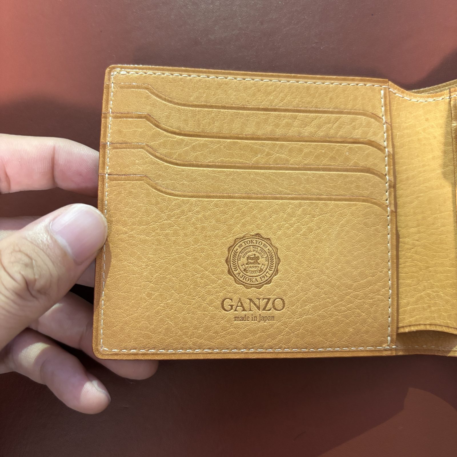 LIZARD6の内装のGANZO箔押しとカードポケット4段