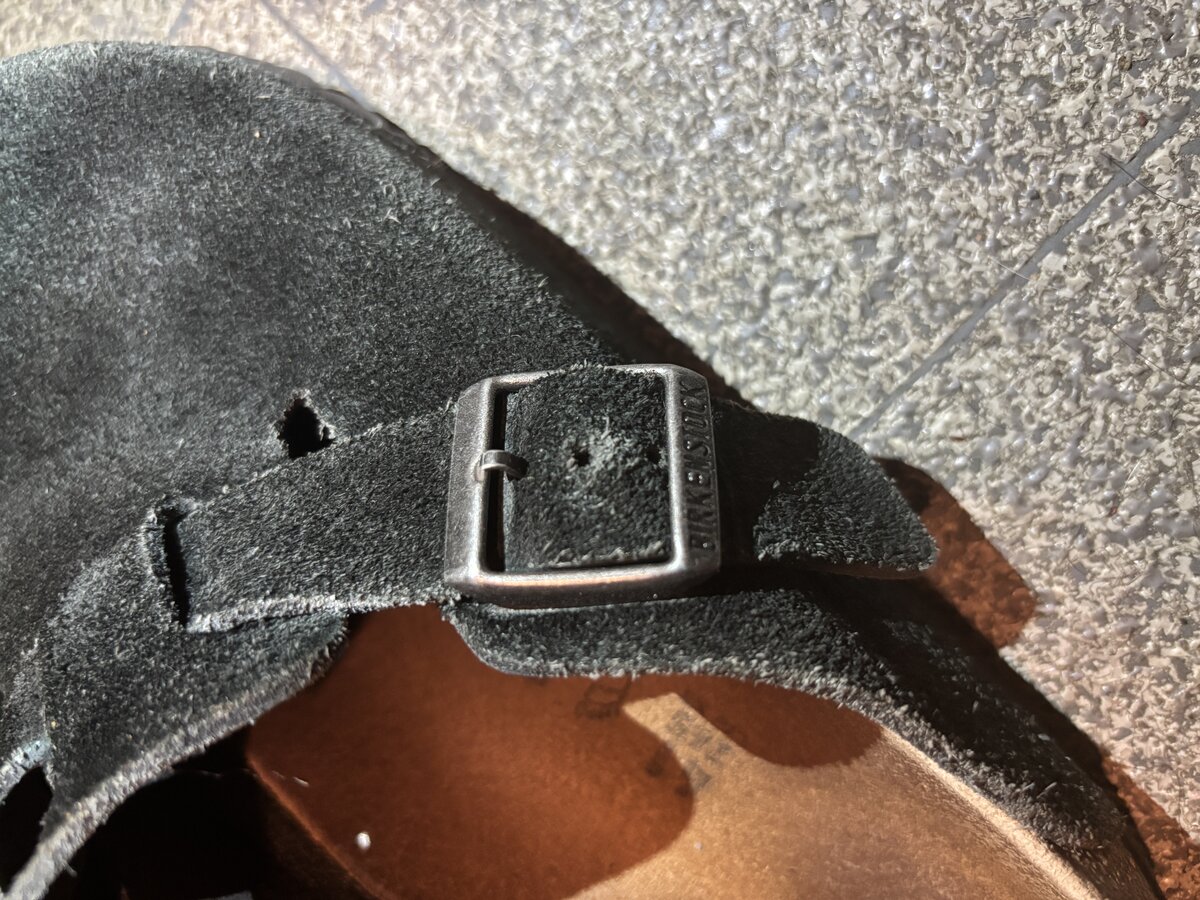 1年11か月履いたビルケンシュトックのボストンのバックル。BIRKENSTOCKの刻印とストラップのすれ