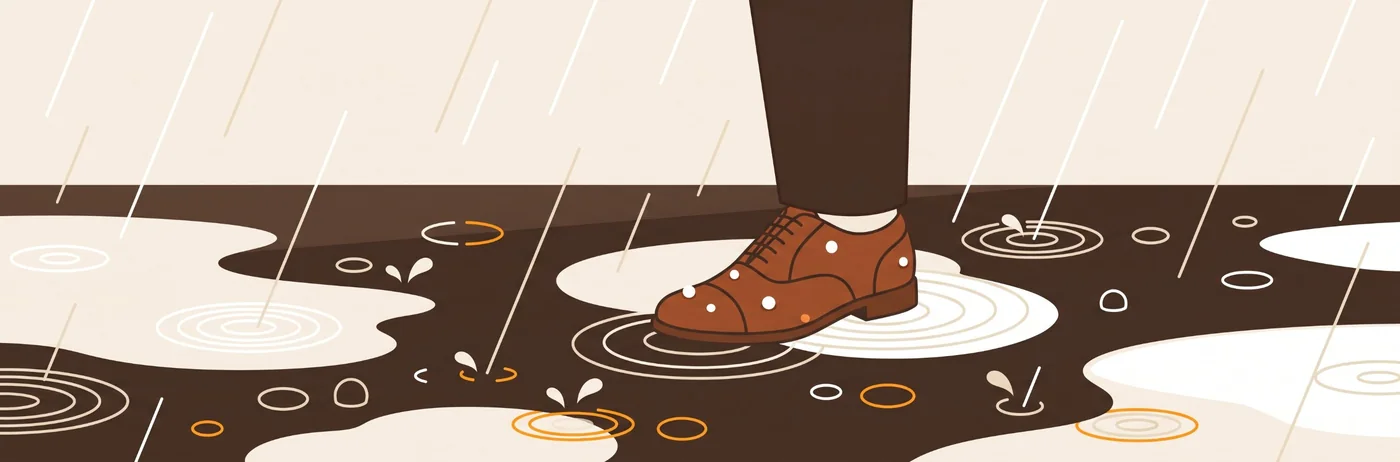 雨の路面に立つ革靴の足元のイラスト