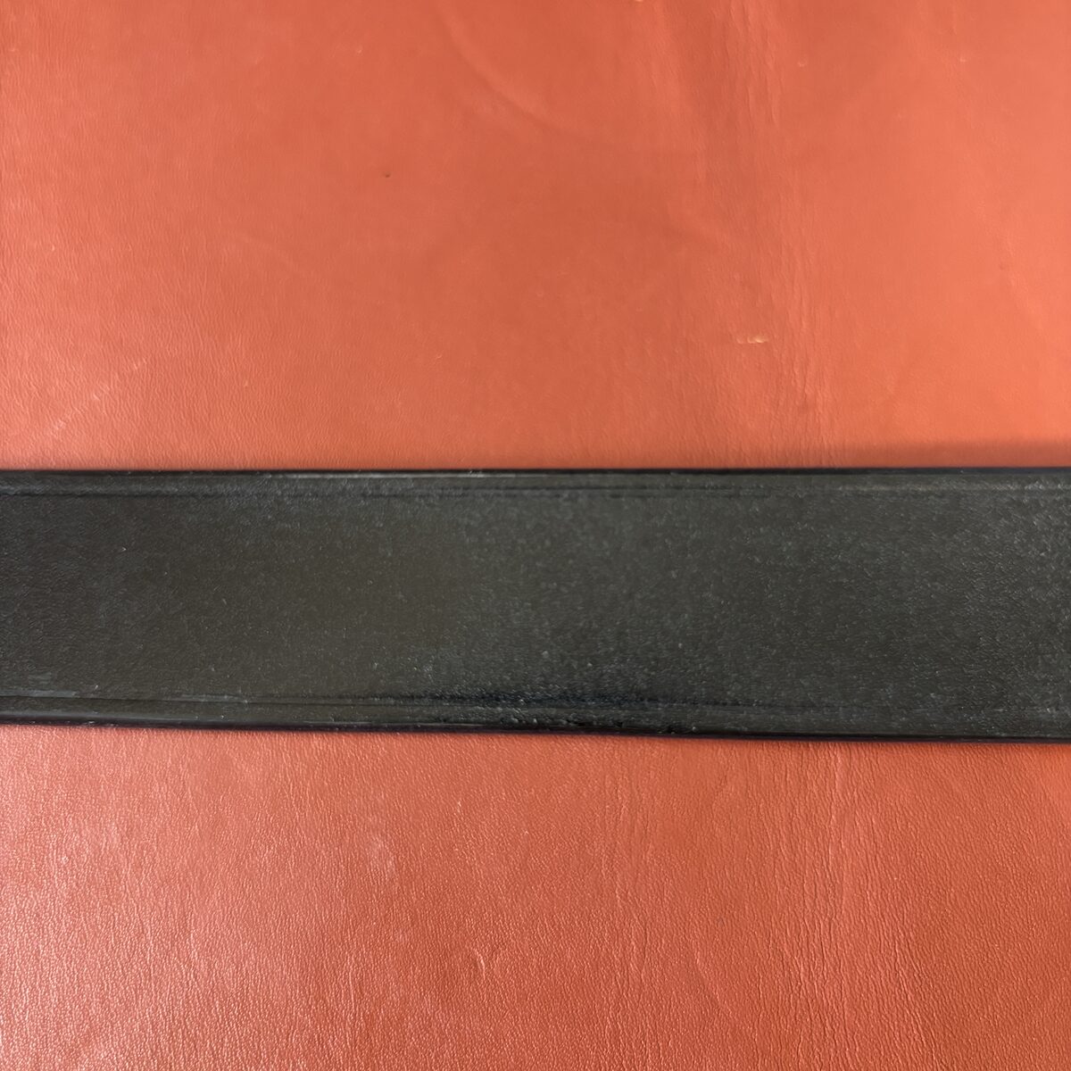 黒く染められた裏面はマットでざらついた質感。縁に沿ってネン引きの線が入っている