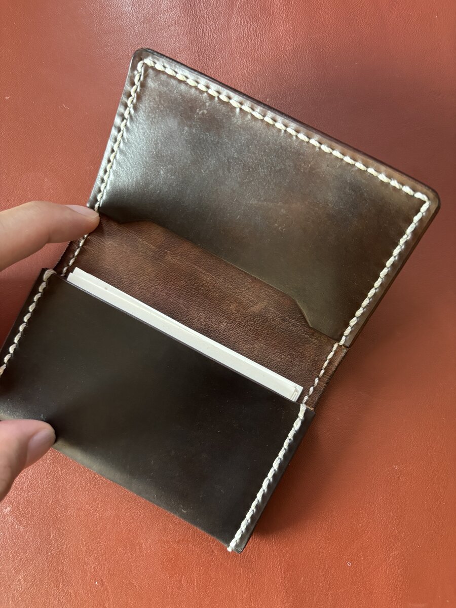名刺入れを開いた内側。白っぽい曇りが広がっている