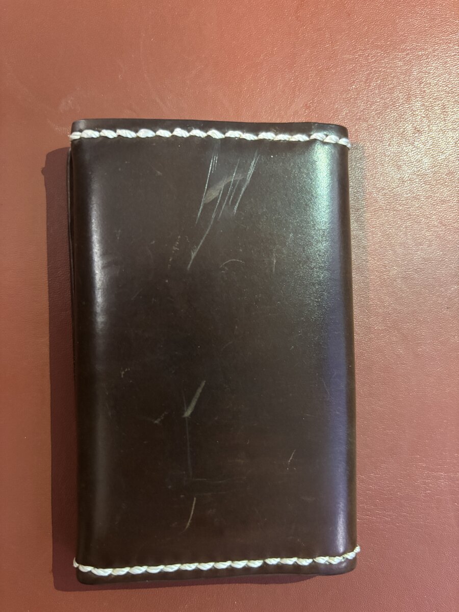 6年2か月使ったシェルコードバンの名刺入れ。面全体に細い線傷が増えている