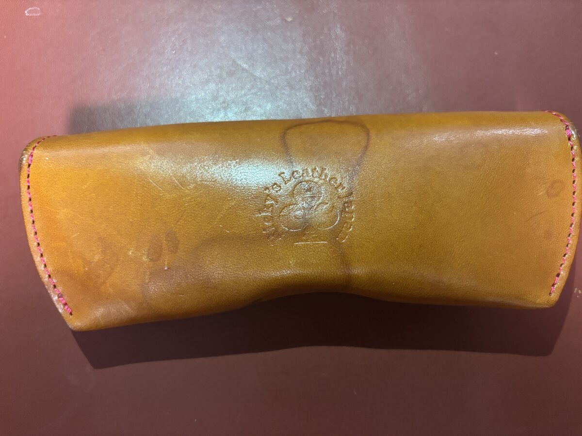 約5年9か月使った栃木レザーの眼鏡ケースの刻印側。艶が増し、輪のような薄い跡が出ている