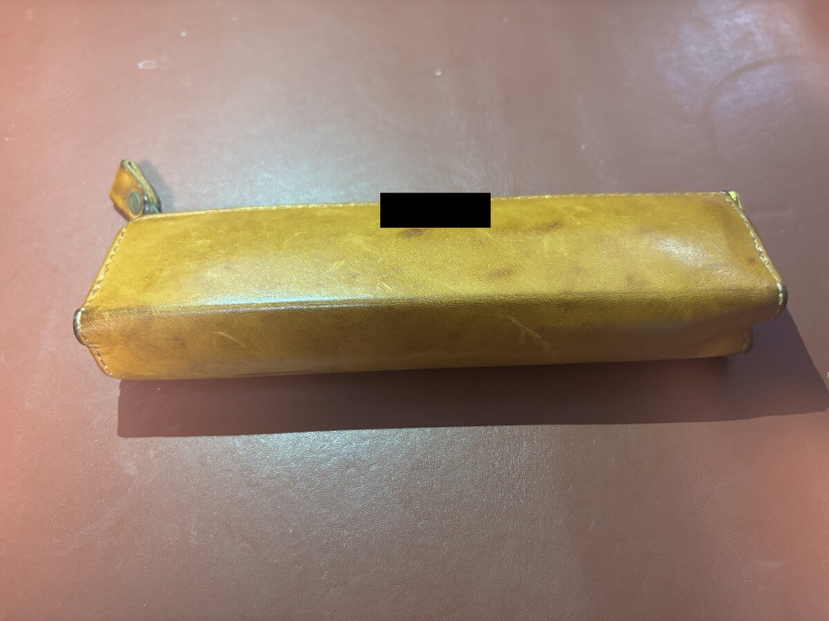 6年2か月使った栃木レザーのペンケースを上から見たところ。シミがまわりと馴染んでいる